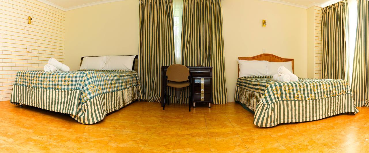 Queenslander Motel โกลด์โคสต์ ภายนอก รูปภาพ