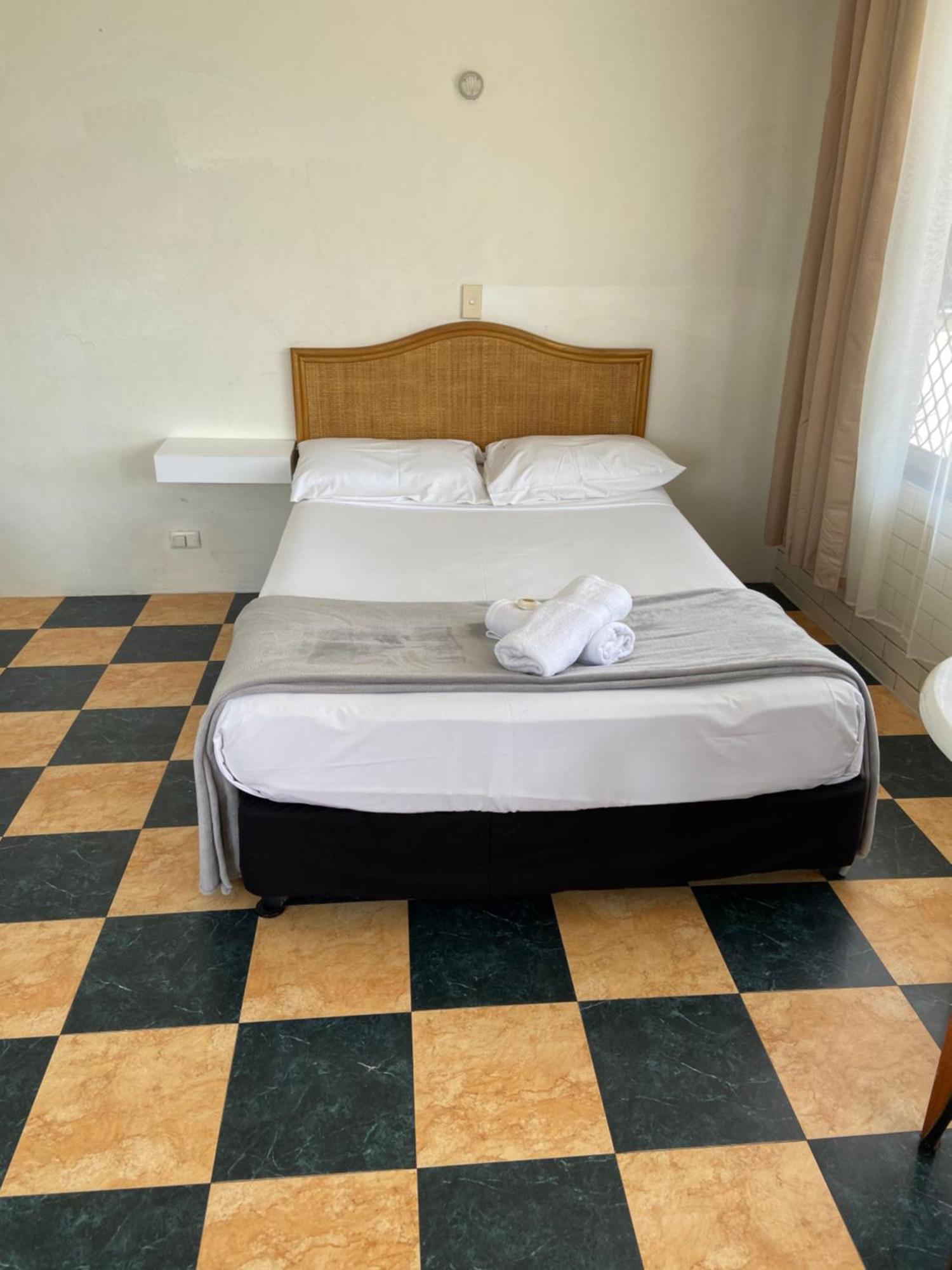 Queenslander Motel โกลด์โคสต์ ภายนอก รูปภาพ