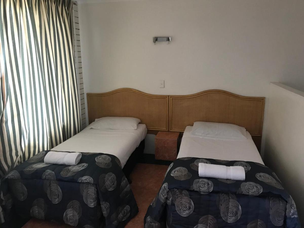 Queenslander Motel โกลด์โคสต์ ภายนอก รูปภาพ